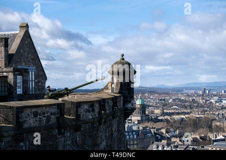 Ore una pistola al Castello di Edimburgo, Scozia, Regno Unito, Europa Foto Stock