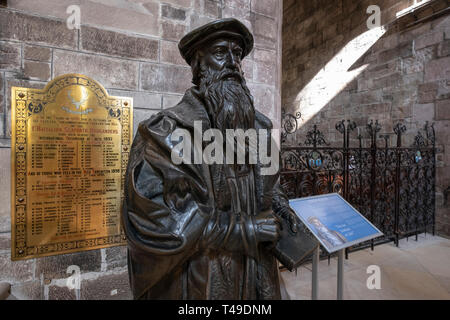 Statua del ministro calvinista John Knox dentro la Cattedrale di St Giles, Edimburgo, Scozia, Regno Unito, Europa Foto Stock