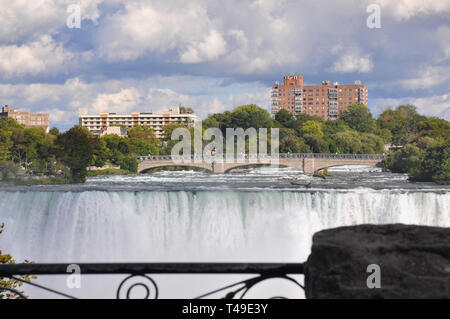 Vista del Fiume Niagara e il ponte al di sopra della American Falls a Niagara Falls, Stati Uniti Foto Stock