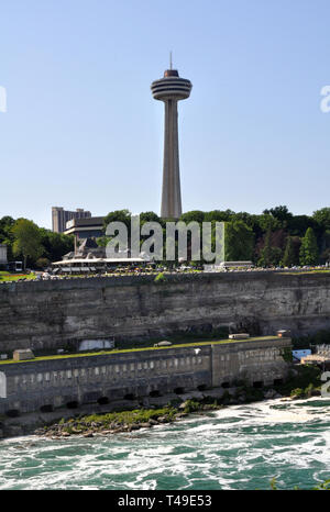 Una vista di Skylon Tower e il vecchio Niagara centrale idroelettrica di seguito lungo il fiume alle cascate del Niagara in Canada Foto Stock