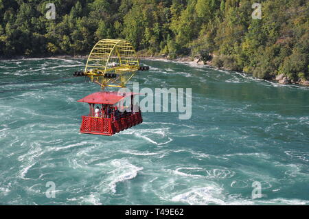 Vista la spagnola Aero auto o funivia oltre il Fiume Niagara idromassaggio vicino a Niagara Falls tra il Canada e gli Stati Uniti Foto Stock