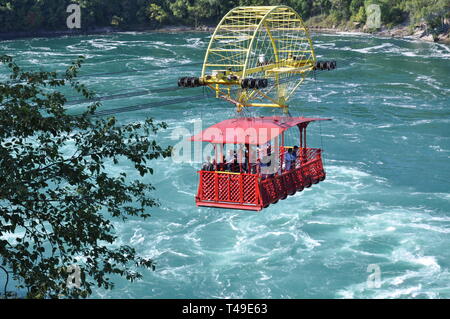 Vista la spagnola Aero auto o funivia oltre il Fiume Niagara idromassaggio vicino a Niagara Falls tra il Canada e gli Stati Uniti Foto Stock