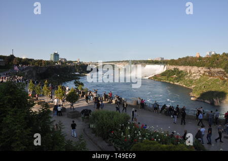 Visitatori sul marciapiede lungo il fiume Niagara a Niagara Falls, Canada - 10 Settembre 2018 Foto Stock
