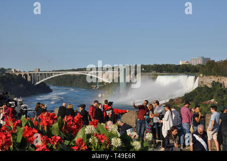 Cascate del Niagara, Canada - 10 settembre 2018 - Arcobaleno di persone e gigli Canni a tavola la visualizzazione di roccia cade a ferro di cavallo in Niagara Falls, Canada - Edito Foto Stock