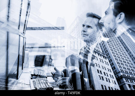 Il business aziendale, delle finanze, del mercato azionario e la prosperità economica conceptul collage. Wall street broker e wealth manager contro new york stock Foto Stock