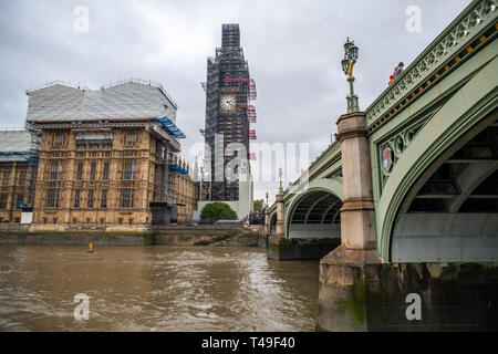 Big Ben sotto i ponteggi dal Tamigi Foto Stock