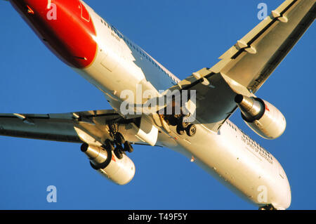 Vicino la vista del ventre di una Qantas Boeing 767 aereo di linea decollare come si decolla sulla fotocamera. Foto Stock