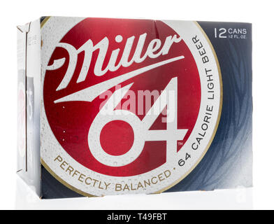 Winneconne, WI - 13 Aprile 2019: una 12 pack di Miller 64 lite birra su un sfondo isolato Foto Stock
