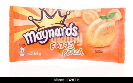 Winneconne, WI - 13 Aprile 2019: un pacchetto di fuzzy Maynards peach candy isolato su un background Foto Stock