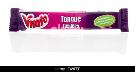 Winneconne, WI - 13 Aprile 2019: un pacchetto di Vimto tongue ticklers sour candy isolato su un background Foto Stock