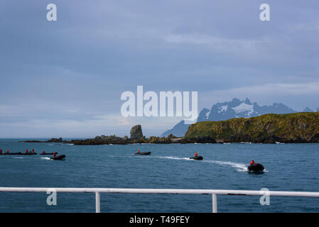 Vista di Coopers Bay paesaggio dalla nave da crociera, la flotta di zattere gonfiabili con driver in rosso giacche sempre pronta a prelevare il turista nave off Foto Stock