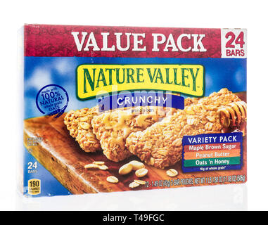 Winneconne, WI - 14 Aprile 2019: un pacchetto di natura Valle crunchy granola bar in una varietà pack in legno di acero marrone zucchero, burro di arachidi e avena n0 Foto Stock