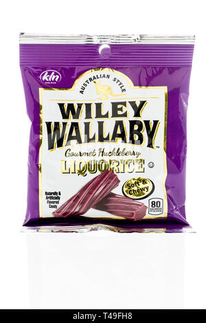 Winneconne, WI - 14 Aprile 2019: un pacchetto di stile Australiano Wiley Wallaby huckleberry gourmet liquirizia su un sfondo isolato Foto Stock