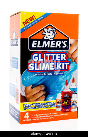 Winneconne, WI - 14 Aprile 2019: un pacchetto di Elmers glitter slime kit su un sfondo isolato Foto Stock