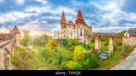 Bella Hunyad Corvin castello medievale nella luce del tramonto, Hunedoara town,Transilvania landamark, Romania,l'Europa Foto Stock