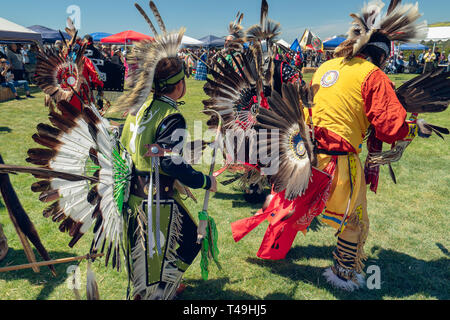 Nativi americani ballerini maschio a Pow-Wow in Malibu, California Foto Stock