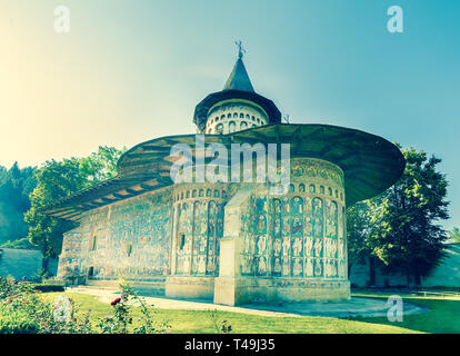 Voronet verniciato ortodossa chiesa monastero della Moldavia Bucovina, Romania Foto Stock