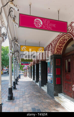 Cartelli appesi all'ingresso del nuovo Teatro Regio teatri edificio al Guildhall a piedi a Portsmouth, Hampshire, Inghilterra, Regno Unito. Foto Stock