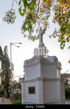 11-Apr-2019- 1885vintage D.C. croce al di fuori della Nostra Signora della Salvezza Chiesa conosciuta come Chiesa Portoghese -SK Bole Road Dadar (W),Mumbai Maharashtra INDI Foto Stock