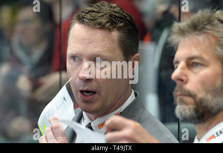 Augsburg, Germania. Xiv Apr, 2019. Hockey su ghiaccio: DEL, Augsburger Panther - Unità di comando EHC Red Bull Monaco di Baviera, round del campionato, semi-finale, 6° giornata nel Curt-Frenzel-Stadium. Allenatore Mike Stewart (Augsburg, l) e Duanne Moeser (Direttore Sportivo Augsburg) analizzare il gioco. Credito: Stefan Puchner/dpa/Alamy Live News Foto Stock