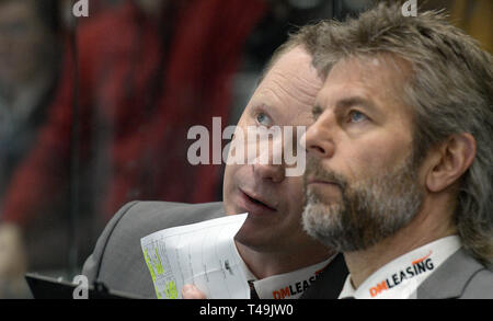 Augsburg, Germania. Xiv Apr, 2019. Hockey su ghiaccio: DEL, Augsburger Panther - Unità di comando EHC Red Bull Monaco di Baviera, round del campionato, semi-finale, 6° giornata nel Curt-Frenzel-Stadium. Allenatore Mike Stewart (Augsburg, l) e Duanne Moeser (Direttore Sportivo Augsburg) analizzare il gioco. Credito: Stefan Puchner/dpa/Alamy Live News Foto Stock