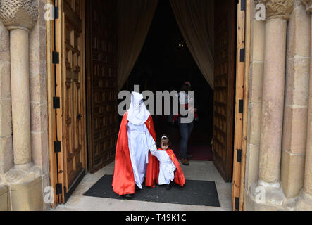 Soria, Soria, Spagna. Xiv Apr, 2019. I penitenti da 'entrada de JesÃºs en Jerusalen' fratellanza sono viste durante la processione del 'Domingo de Ramos' (domenica delle palme) in Soria, nel nord della Spagna.Domenica delle Palme commemora il trionfale ingresso di Gesù a Gerusalemme prima della sua crocifissione. È celebrata dai cristiani di tutto il mondo. Credito: Jorge Sanz SOPA/images/ZUMA filo/Alamy Live News Foto Stock