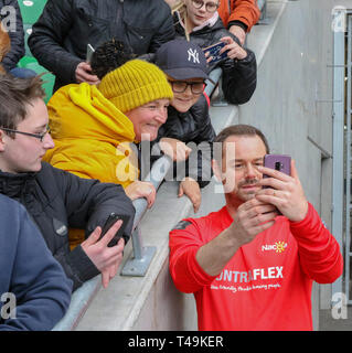 Windsor Park, Belfast, Irlanda del Nord, Regno Unito. Xiv Apr, 2019. 'My omaggio' - una celebrità partita di calcio organizzato da Sellebrity Soccer con Calum Best (figlio del compianto George Best, Irlanda del Nord e il Manchester United legenda) una delle forze trainanti, insieme con gli altri, dietro di esso. La manifestazione ha lo scopo di raccogliere fondi per NACOA (Associazione Nazionale per i bambini di alcolisti) e irlandesi FA Foundation. Azione dall'evento di oggi. Selfie-tempo per Danny Dyer. Credito: David Hunter/Alamy Live News. Foto Stock