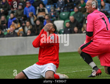 Windsor Park, Belfast, Irlanda del Nord, Regno Unito. Xiv Apr, 2019. 'My omaggio' - una celebrità partita di calcio organizzato da Sellebrity Soccer con Calum Best (figlio del compianto George Best, Irlanda del Nord e il Manchester United legenda) una delle forze trainanti, insieme con gli altri, dietro di esso. La manifestazione ha lo scopo di raccogliere fondi per NACOA (Associazione Nazionale per i bambini di alcolisti) e irlandesi FA Foundation. Azione dall'evento di oggi. Miss - MC Harvey non posso credere che abbia mancato a questo sforzo. Credito: David Hunter/Alamy Live News. Foto Stock