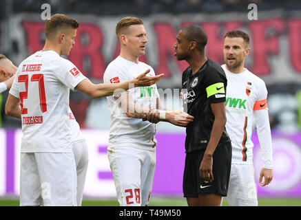 Francoforte, Germania. Xiv Apr, 2019. Calcio: Bundesliga, Eintracht Frankfurt - FC Augsburg, XXIX Giornata nel Commerzbank-Arena. Francoforte sul Meno si Gelson Fernandes (secondo da destra) discute il suo giallo-rosso con carta di Augusta Finnbogason Alfred (l-r), Andre Hahn e Daniel Baier. Foto: Arne Dedert/dpa - NOTA IMPORTANTE: In conformità con i requisiti del DFL Deutsche Fußball Liga o la DFB Deutscher Fußball-Bund, è vietato utilizzare o hanno utilizzato fotografie scattate allo stadio e/o la partita in forma di sequenza di immagini e/o video-come sequenze di foto. Credito: dpa picture alli Foto Stock