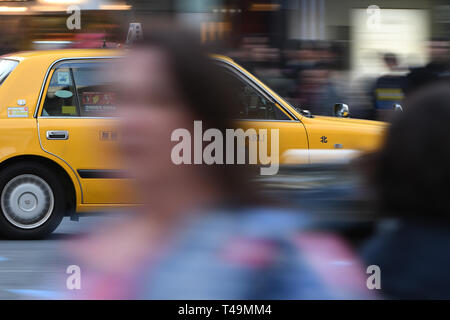 Tokyo, Giappone. 6 apr, 2019. Una unità di taxi vicino all'incrocio di Ginza a Tokyo Giappone, domenica 7 aprile 2019. Foto: Ramiro Agustin Vargas Tabares Credito: Ramiro Agustin Vargas Tabares/ZUMA filo/Alamy Live News Foto Stock