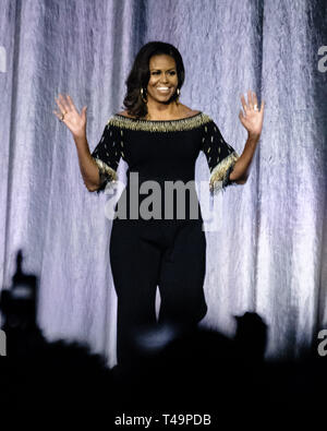 O2 Arena, Londra, Regno Unito. Xiv Apr 2019. Michelle Obama sul palco a diventare: un intimo colloquio con Michelle Obama domenica 14 aprile 2019 presso l'O2 Arena, Londra. . Foto di Julie Edwards. Credito: Julie Edwards/Alamy Live News Foto Stock