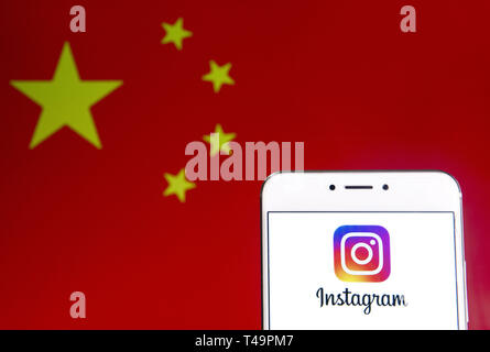 Hong Kong. 6 apr, 2019. In questa illustrazione della foto di un American photo e video-sharing servizio di social network di proprietà di Facebook, Instagram, il logo è visibile su un androide dispositivo mobile con la Repubblica popolare di Cina bandiera in background. Credito: Budrul Chukrut SOPA/images/ZUMA filo/Alamy Live News Foto Stock