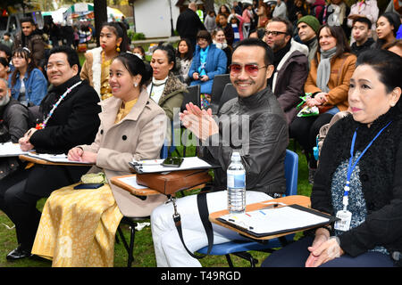 Londra, Regno Unito. Xiv Apr, 2019. Festeggia il Nuovo Anno per le popolazioni Thai (Songkran) al tempio Buddhapadipa in Wimbledon noto come Songkran Festival dell'acqua, Londra, Regno Unito. Credito: Picture Capital/Alamy Live News Foto Stock