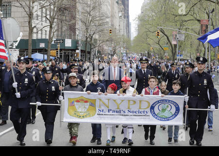 New York, NY, STATI UNITI D'AMERICA. Xiv Apr, 2019. Fifth Avenue, New York, Stati Uniti d'America, 14 Aprile 2019 - Migliaia di popoli nei tradizionali costumi greci, dignitari insieme a New York City il commissario di polizia James P. O'Neill ha partecipato sul 2019 indipendenza greca parata del giorno oggi a New York City.Foto: Luiz Rampelotto/EuropaNewswire Credito: Luiz Rampelotto/ZUMA filo/Alamy Live News Foto Stock