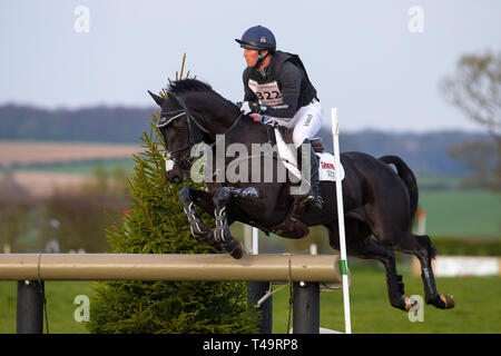 Norfolk, Regno Unito. Xiv Apr, 2019. Vincitore. Oliver Townend Cillnabradden equitazione Evo. GBR. CCI4*. La sezione C. a piedi scalzi ritiri Burnham Market International Horse Trials. Eventing. Burnham mercato. Norfolk. Regno Unito. GBR. {14}/{04}/{2019}. Credito: Sport In immagini/Alamy Live News Foto Stock