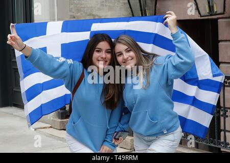 Fifth Avenue, New York, Stati Uniti d'America, 14 Aprile 2019 - Migliaia di popoli nei tradizionali costumi greci e dignitari hanno partecipato sul 2019 indipendenza greca parata del giorno oggi sulla Fifth Avenue a New York City. Foto: Luiz Rampelotto/EuropaNewswire | Utilizzo di tutto il mondo Foto Stock