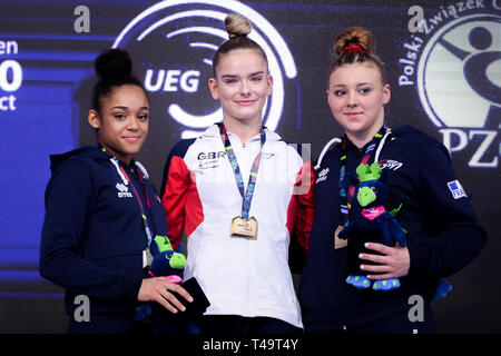 Melanie De Jesus Dos Santos dalla Francia, Alice Kinsela da Gran Bretagna e Lorette Charpy dalla Francia sono visti nel corso della cerimonia di premiazione del saldo finale del fascio durante l'apparecchiatura finali di 8 Campionati Europei di Ginnastica Artistica (giorno 5) Foto Stock