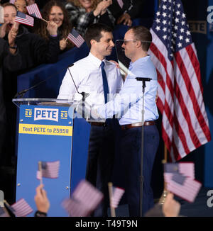 South Bend, Indiana, Stati Uniti d'America. Xiv Apr 2019. Sindaco Pete Buttigieg annuncia presidenziali 2020 eseguito su Aprile 14, 2019 in South Bend, Indiana. Xiv Apr, 2019. Credito: Lora di oliva ZUMA/filo/Alamy Live News Foto Stock