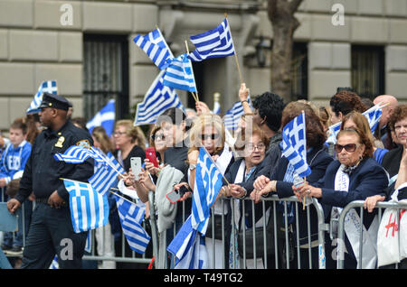 Gli spettatori si vede holding seevral bandiere Greca durante l annuale indipendenza greca Parade sulla Quinta Avenue in New York City. Foto Stock