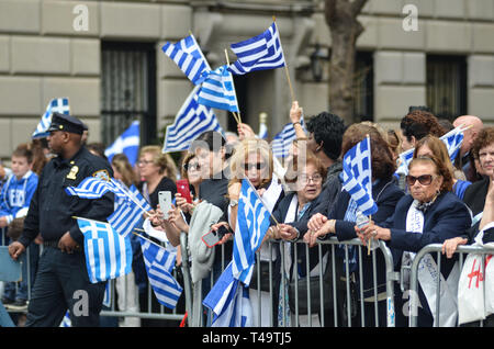 La città di New York, Stati Uniti d'America. Xiv Apr, 2019. Gli spettatori si vede holding seevral bandiere Greca durante l annuale indipendenza greca Parade sulla Quinta Avenue in New York City. Credito: Ryan Rahman SOPA/images/ZUMA filo/Alamy Live News Foto Stock