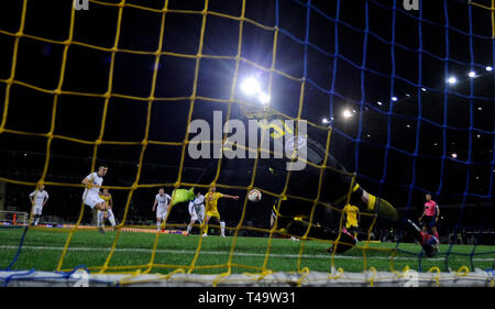 Frosinone, Italia. Xiv Apr, 2019. FC Inter's Ivan Perisic (2 L) punteggi il suo obiettivo nel corso di una serie di una partita di calcio tra Frosinone e FC Inter in Frosinone, Italia, Aprile 14, 2019. FC Inter ha vinto 3-1. Credito: Alberto Lingria/Xinhua/Alamy Live News Foto Stock