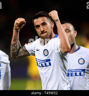 Frosinone, Italia. Xiv Apr, 2019. FC Inter di Matias Vecino celebra il suo obiettivo nel corso di una serie di una partita di calcio tra Frosinone e FC Inter in Frosinone, Italia, Aprile 14, 2019. FC Inter ha vinto 3-1. Credito: Alberto Lingria/Xinhua/Alamy Live News Foto Stock