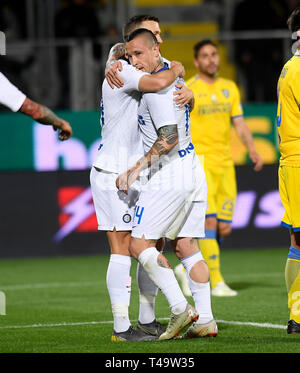 Frosinone, Italia. Xiv Apr, 2019. FC Inter's Radja Nainggolan celebra il suo obiettivo con il suo compagno di squadra nel corso di una serie di una partita di calcio tra Frosinone e FC Inter in Frosinone, Italia, Aprile 14, 2019. FC Inter ha vinto 3-1. Credito: Alberto Lingria/Xinhua/Alamy Live News Foto Stock