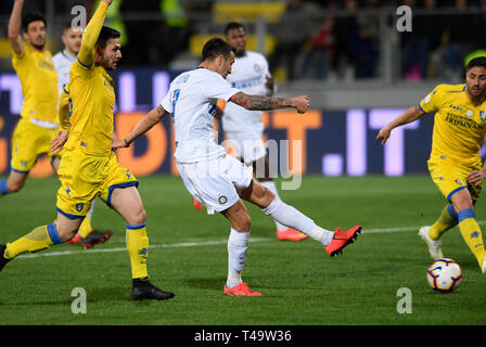 Frosinone, Italia. Xiv Apr, 2019. FC Inter di Matias Vecino (C) punteggi il suo obiettivo nel corso di una serie di una partita di calcio tra Frosinone e FC Inter in Frosinone, Italia, Aprile 14, 2019. FC Inter ha vinto 3-1. Credito: Alberto Lingria/Xinhua/Alamy Live News Foto Stock