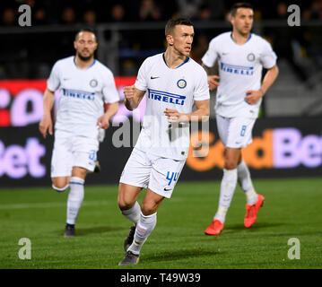 Frosinone, Italia. Xiv Apr, 2019. FC Inter's Ivan Perisic (C) celebra il suo obiettivo nel corso di una serie di una partita di calcio tra Frosinone e FC Inter in Frosinone, Italia, Aprile 14, 2019. FC Inter ha vinto 3-1. Credito: Alberto Lingria/Xinhua/Alamy Live News Foto Stock