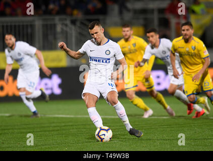 Frosinone, Italia. Xiv Apr, 2019. FC Inter's Ivan Perisic punteggi il suo obiettivo nel corso di una serie di una partita di calcio tra Frosinone e FC Inter in Frosinone, Italia, Aprile 14, 2019. FC Inter ha vinto 3-1. Credito: Alberto Lingria/Xinhua/Alamy Live News Foto Stock