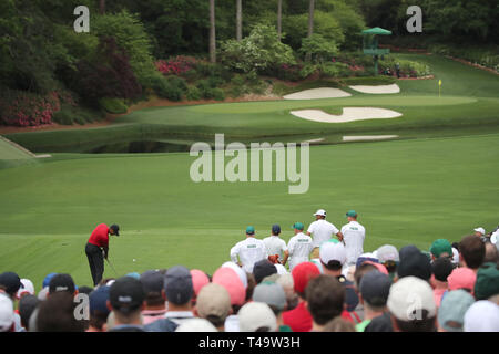 Augusta, STATI UNITI D'AMERICA. Xiv Apr 2019. Tiger Woods (USA) gioca un colpo sul dodicesimo foro durante il round finale del Masters 2019 Torneo di golf al Augusta National Golf Club di Augusta, Georgia, Stati Uniti, il 14 aprile 2019. Credito: Koji Aoki AFLO/sport/Alamy Live News Foto Stock