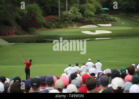 Augusta, STATI UNITI D'AMERICA. Xiv Apr 2019. Tiger Woods (USA) gioca un colpo sul dodicesimo foro durante il round finale del Masters 2019 Torneo di golf al Augusta National Golf Club di Augusta, Georgia, Stati Uniti, il 14 aprile 2019. Credito: Koji Aoki AFLO/sport/Alamy Live News Foto Stock