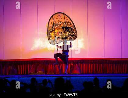 Pechino, Thailandia. Xiii Apr, 2019. Un artista esegue Nang Yai, una shadow puppet performance, al Wat Khanon nella provincia di Ratchaburi, Thailandia, 13 aprile 2019. Nang yai è una forma di gioco di ombre trovati in Thailandia e Cambogia. Marionette sono fatte di dipinto di buffalo nascondere, mentre la storia è narrata da canti, canti e musica. Credito: Zhang Keren/Xinhua/Alamy Live News Foto Stock