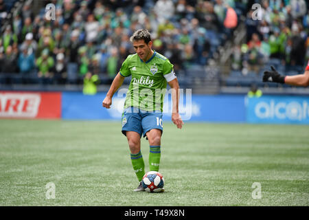 Seattle, Washington, Stati Uniti d'America. Xiii Apr, 2019. Seattle a Nico Lodeiro (10) in azione come Toronto FC visiti le sirene di Seattle per un match di MLS al secolo campo Collegamento a Seattle, WA. Credito: Jeff Halstead/ZUMA filo/Alamy Live News Foto Stock